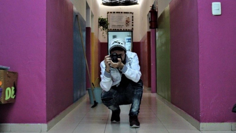 Uno de los estudiantes del taller de fotografía del CCB La Esperanza.