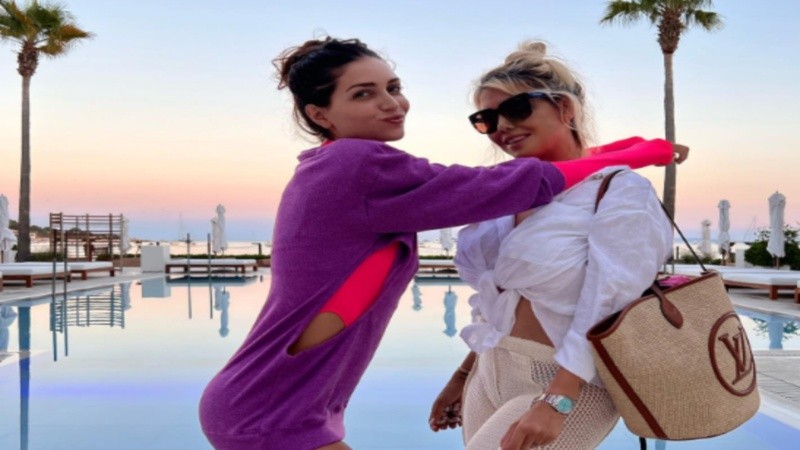 Las hermanas Nara en Ibiza.