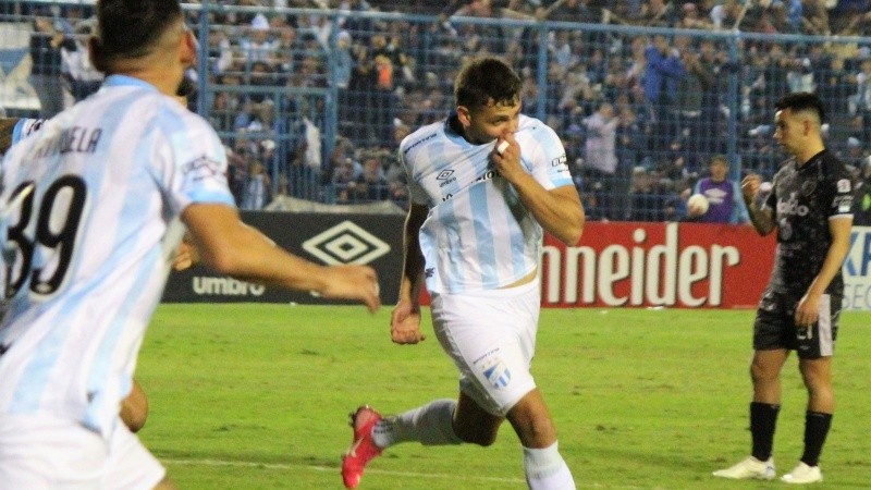 Ignacio Maestro Puch marcó sobre el final para el Decano, que sorprende y se ilusiona.