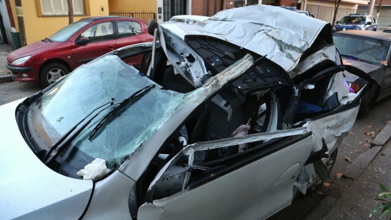 La parte del coche que más se dañó fue la trasera y el techo. 