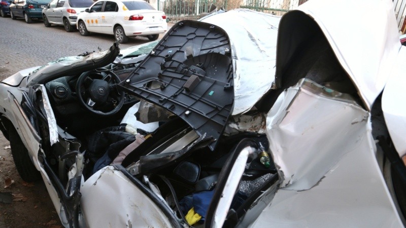La parte del coche que más se dañó fue la trasera y el techo. 