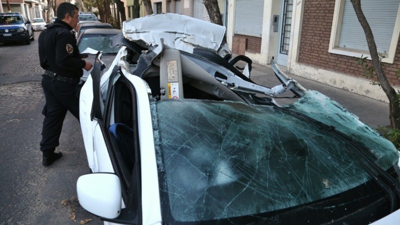 La parte del coche que más se dañó fue la trasera y el techo. 