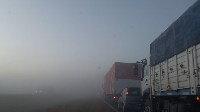 Así se veía la autopista esta mañana cerca del accidente: humo y camiones.