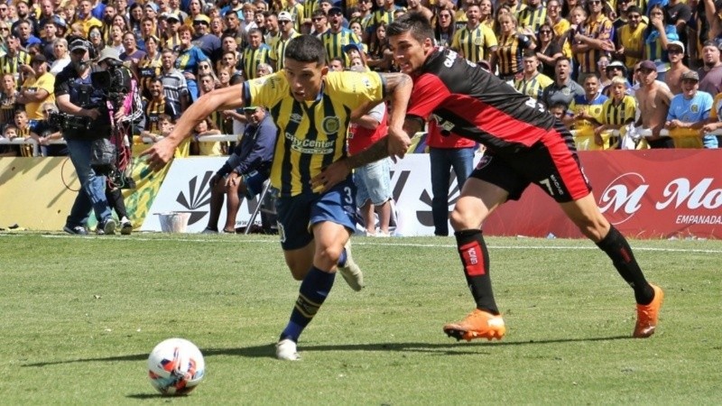 Lautaro Blanco y Juan Fernando Garro disputan la pelota, escena que podría repetirse este jueves.