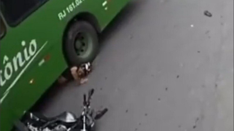Captura del momento donde el hombre queda debajo de la rueda del colectivo. 