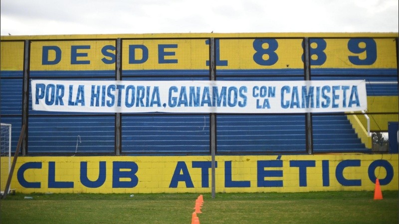 Una de las banderas colgadas en la cancha principal de Arroyo Seco.