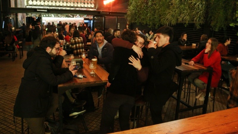 Grupos de amigos, celebrando su día en los bares de Rosario.