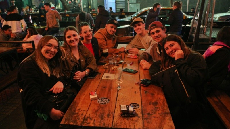 Grupos de amigos, celebrando su día en los bares de Rosario.