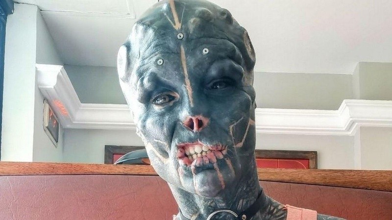 El francés comenzó a crear su look extremo a la edad de 27 años.