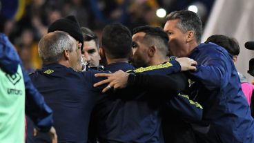 El cuerpo técnico de Carlitos celebró luego del pitazo final de Espinoza.