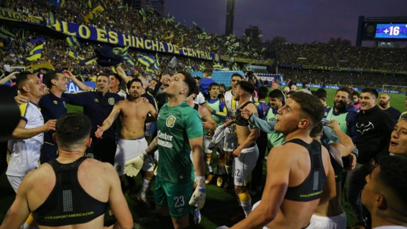 Jugadores de Rosario Central e hinchada, unidos en el festejo.
