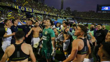 Jugadores de Rosario Central e hinchada, unidos en el festejo.