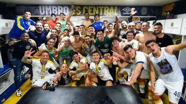 La celebración en el vestuario de Central, tras ganar el clásico.