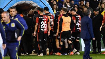 Los jugadores leprosos dejan la cancha tras la derrota en el clásico ante Central.