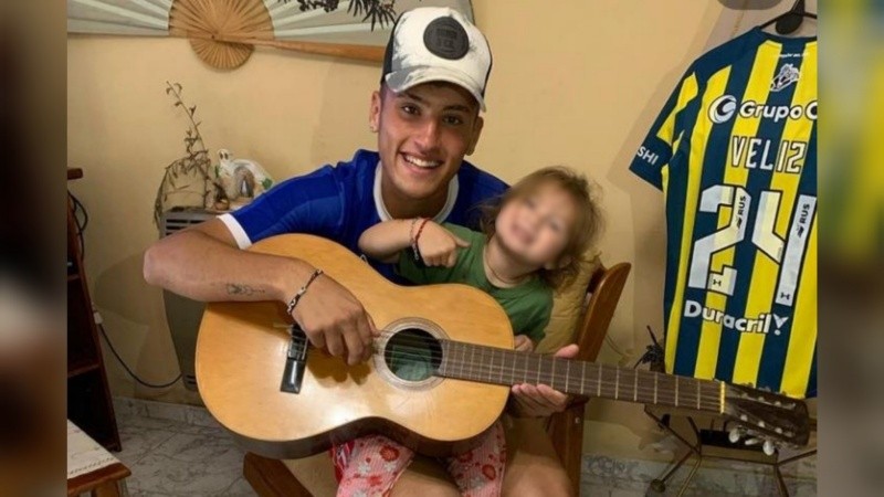 Alejo y sus pasiones: su pequeña hermana Bruna, la guitarra y Central. 