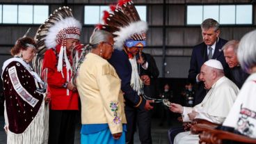 Representantes de comunidades indígenas dan la bienvenida al papa Francisco en el aeropuerto de Edmonton en Canadá. (Reuters)