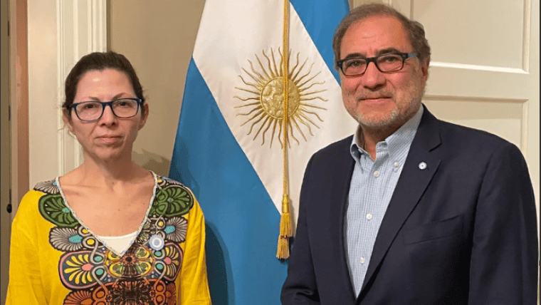 Silvina Batakis con el embajador argentino en Washington, Jorge Argüello.