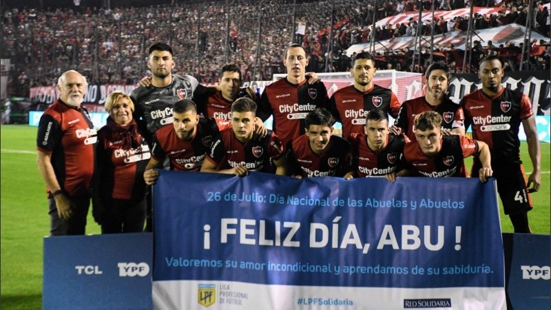 Los once titulares rojinegros que salieron a la cancha frente a Defensa.