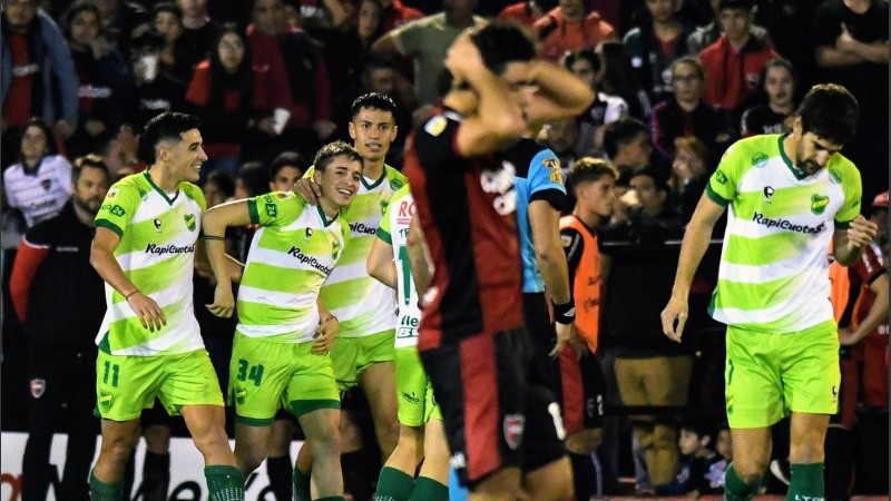 Defensa festeja y todo Newell's se lamenta por una nueva derrota.