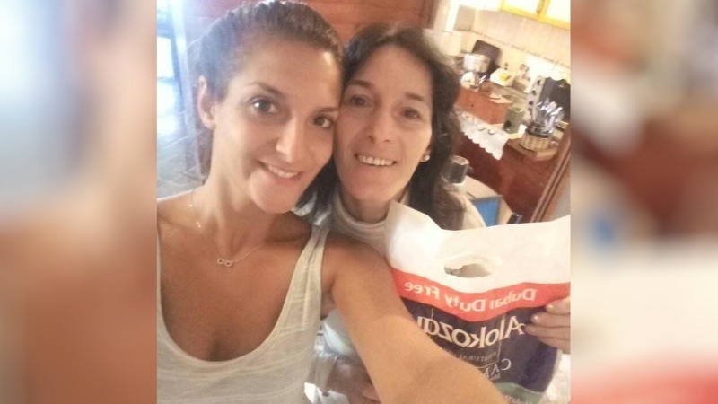 Virginia Ferreyra junto a su madre Claudia Deldebbio, quienes fueron atacadas a tiros el sábado pasado.