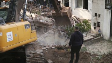 El muro demolido para acceder al resto de la vivienda derrumbada.