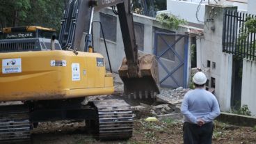 Los trabajos se reanudaron con maquinaria esta mañana.