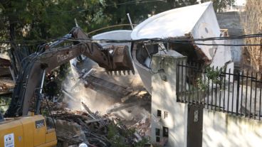 Así lograban derrumbar lo que quedaba en pie de la casa.