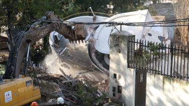 Así lograban derrumbar lo que quedaba en pie de la casa.