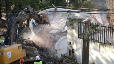 Así lograban derrumbar lo que quedaba en pie de la casa.