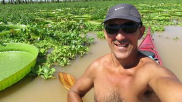 Ariel quedó atrapado cuando corría a la puerta, tras empujar a su padre para salvarlo.