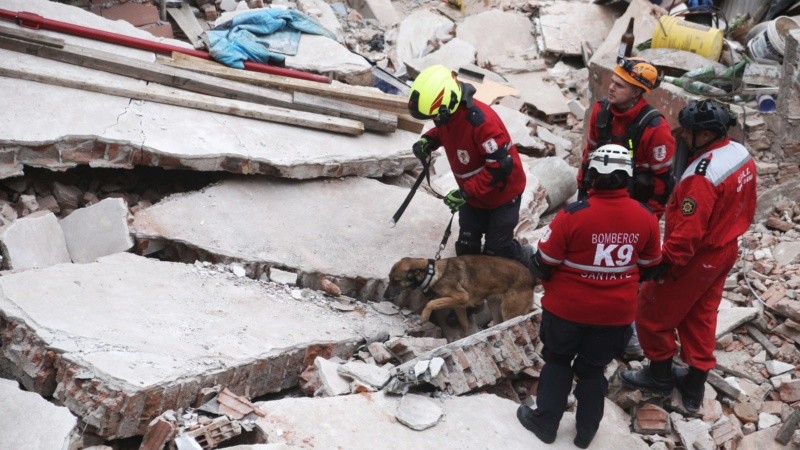 Yaka haciendo su trabajo entre los escombros de la casa derrumbada en Superí al 200