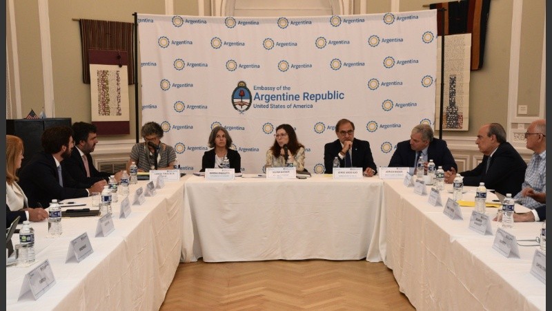 La ministra de Economía, Silvina Batakis, en la reunión con representantes de bancos en Washington.