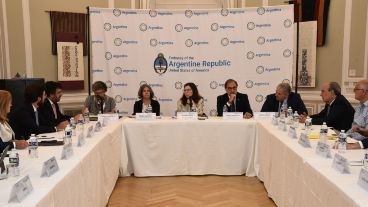 La ministra de Economía, Silvina Batakis, en la reunión con representantes de bancos en Washington.