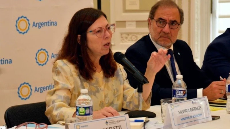 La ministra de Economía, Silvina Batakis, en la reunión con representantes de bancos en Washington.