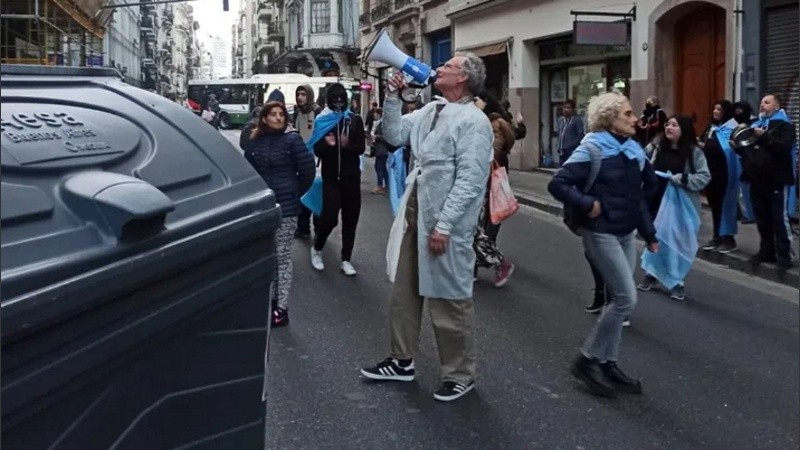 El hombre que propaló las amenazas contra la Vicepresidenta Cristina Kirchner, frente a Instituto Patria.