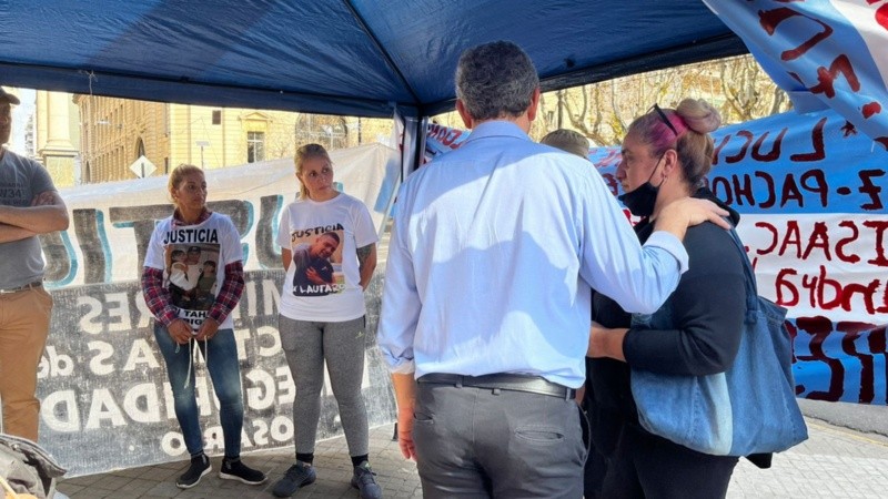 El intendente se acercó al lugar y charló con varios de los manifestantes.