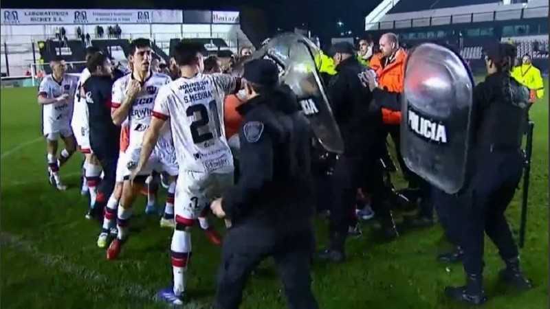 Los jugadores de Patronato se le fueron encima al árbitro Baliño y los policías intentaron frenarlos.