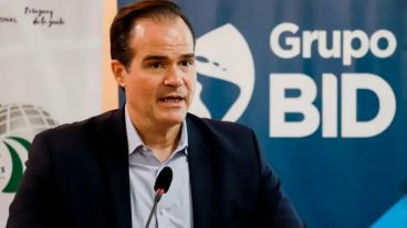 Luego de que el presidente del BID afirmara que no habría nuevos créditos para el país, el banco aclaró que continúa revisando los préstamos que reclama el Gobierno para fortalecer las reservas.