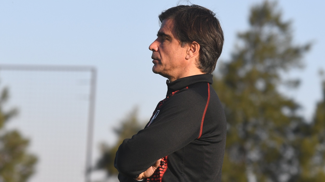 El DT rojinegro volvería a utilizar línea de 4 para jugar en Tucumán.