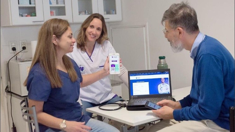 Parte del equipo al frente de ALÓ, plataforma de videoconsultas para mascotas made in Santa Fe.