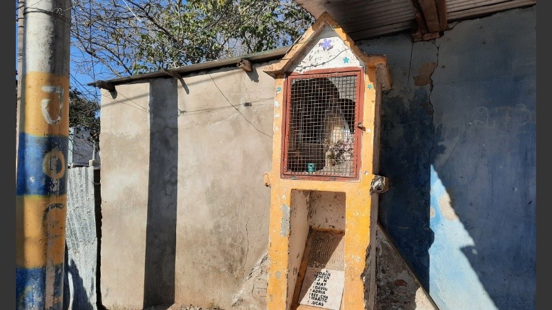 Una estatua de la Virgen María en medio de los pasillos. 