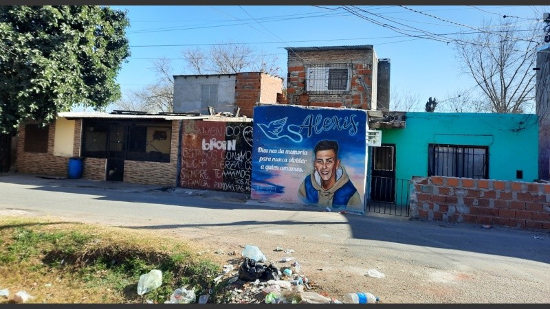 Mural pintado en honor de Alexis Oscar González, un joven asesinado al que todos señalan como un 