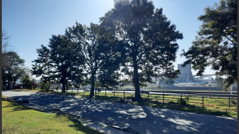 Villa Manuelita cuenta con un balcón al río que los vecinos disfrutan, sobre todo en verano, cuando el calor de las chapas vuelve imposible permanecer en las casitas. 