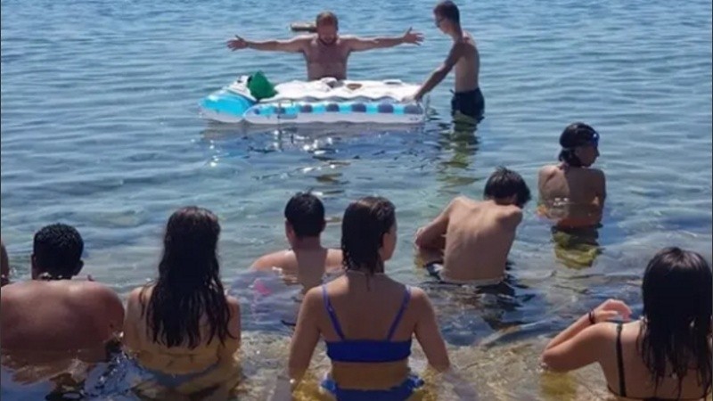 El padre Mattia Bernasconi, párroco de la iglesia de San Luigi Gonzaga de Milán, celebrando Misa en el Mar Mediterráneo.