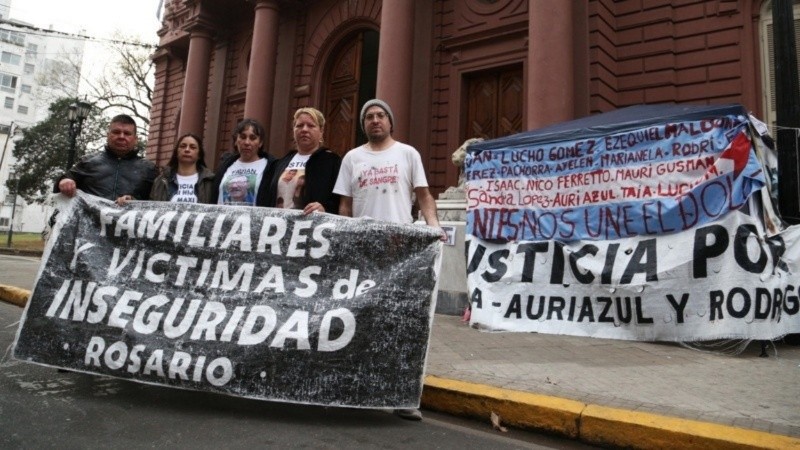 Los familiares de víctimas acamparon desde el martes en la puerta de la Municipalidad