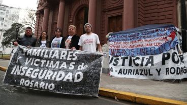 Los familiares de víctimas acamparon desde el martes en la puerta de la Municipalidad