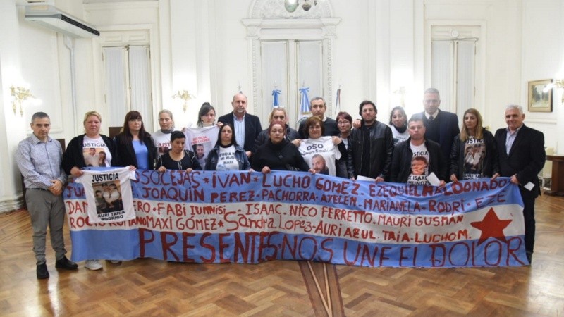 Familiares de víctimas junto al gobernador Omar Perotti y el intendente Pablo Javkin.