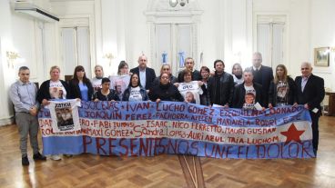 Familiares de víctimas junto al gobernador Omar Perotti y el intendente Pablo Javkin.