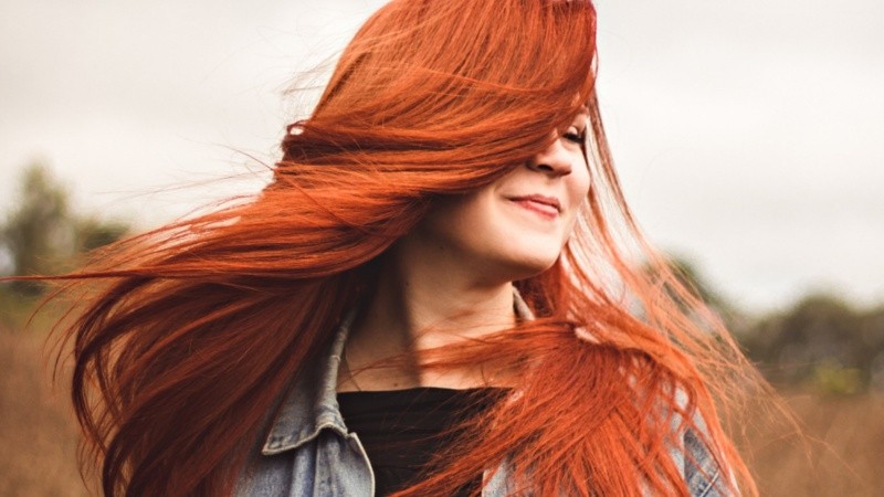 Tinturas completas, balayage y sprays temporales se proponen como algunas opciones para probar cómo luce el cabello
