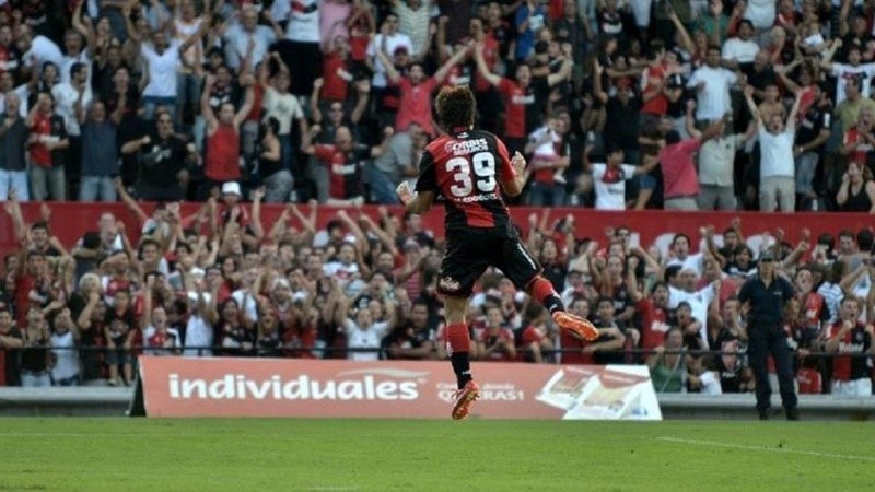 Muñoz festeja uno de sus 10 goles con la camiseta leprosa. Ahora se dedica a representar futbolistas.